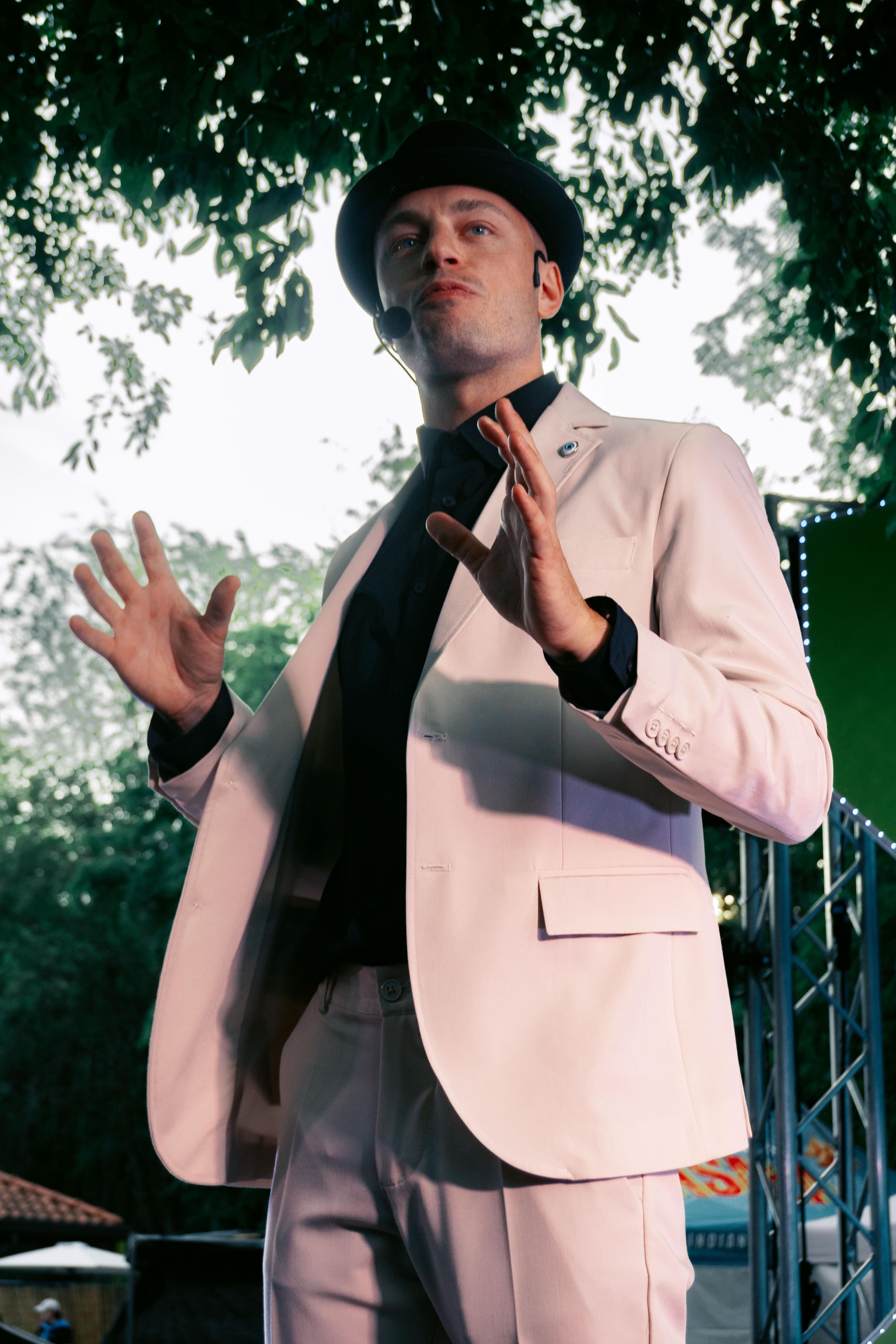 Matteo Carraro, Mr Magic, in scena